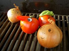 Tomaten-Pinocchio beim Grillfest