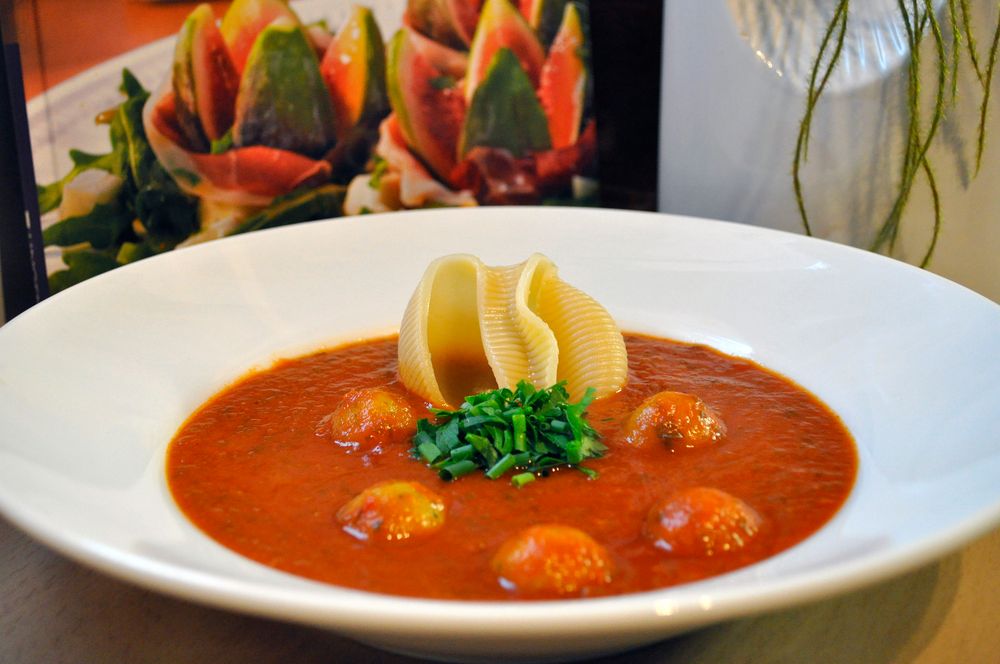 Tomatensuppe mit Markklößchen Foto &amp; Bild | stillleben, food-fotografie ...