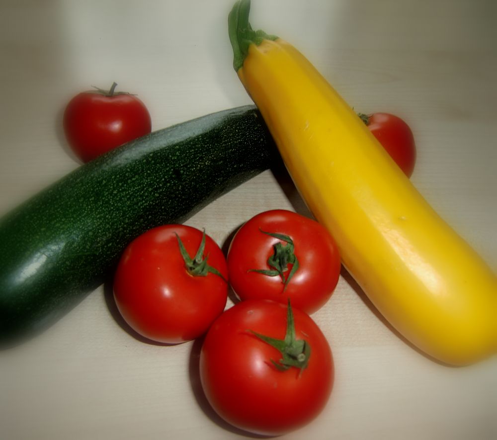 tomatoes and courgette in motion