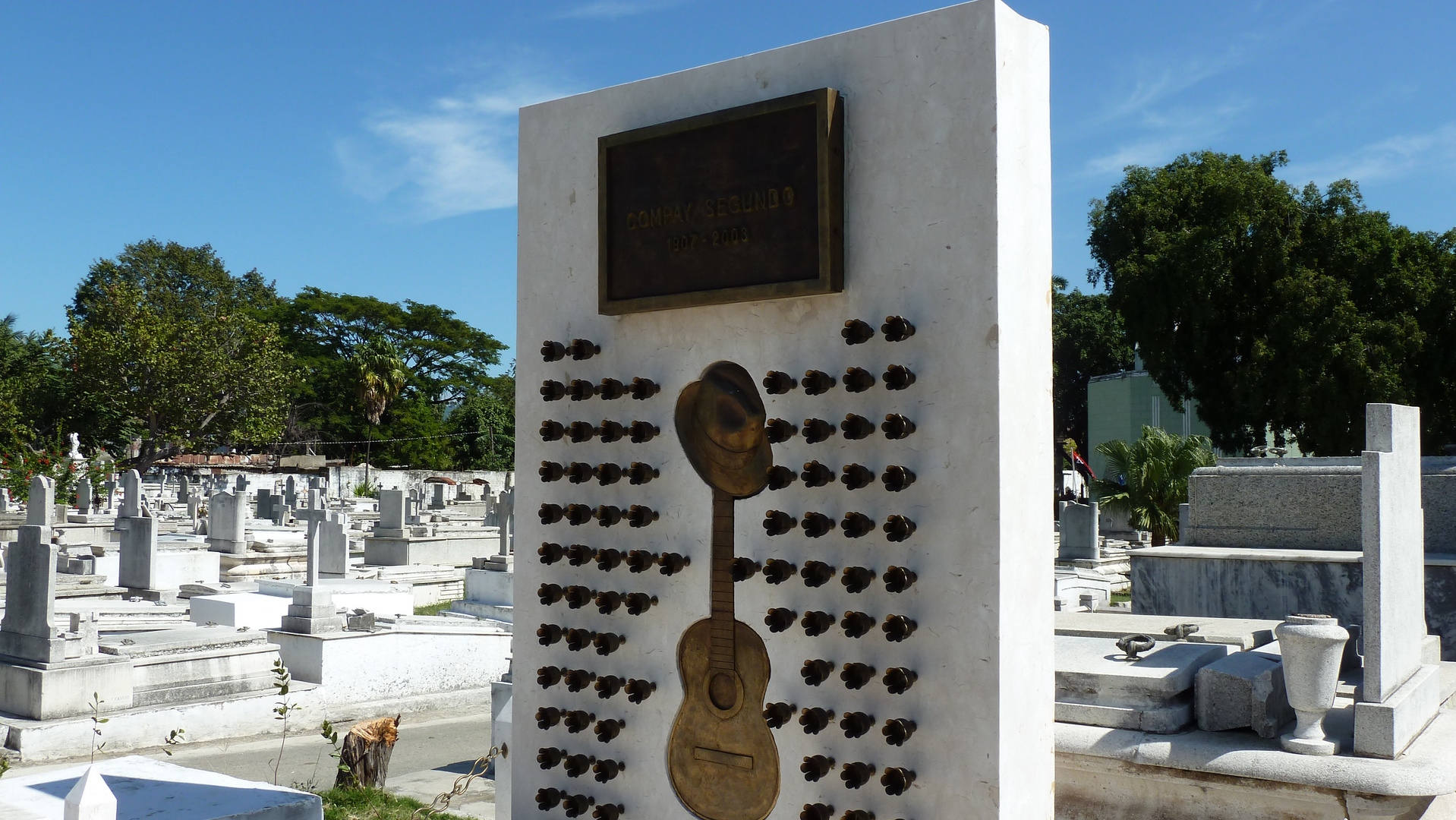 tombe de Compay Segundo 1907-2003