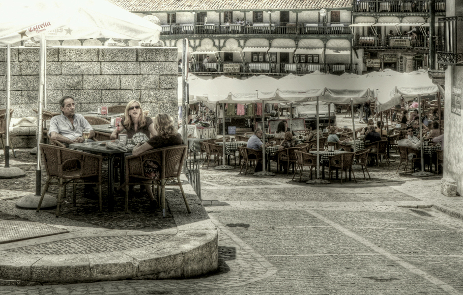 TOMÁNDOSE UNA CERVECITA EN UNA TERRAZA