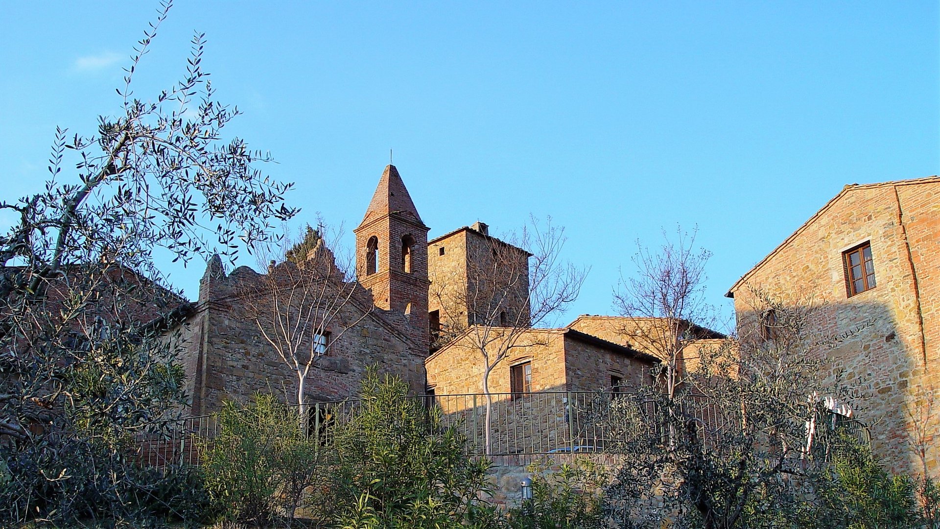 Tonda, Kirche