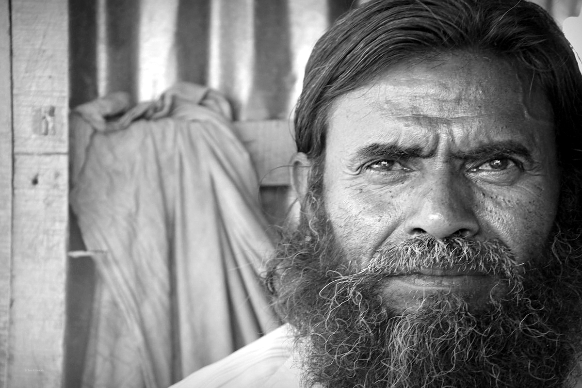 Tong man, Bangladesh. © Tom Rübenach