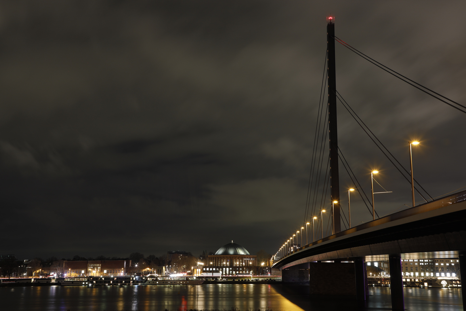 Tonhalle und Oberkasseler Brücke ...