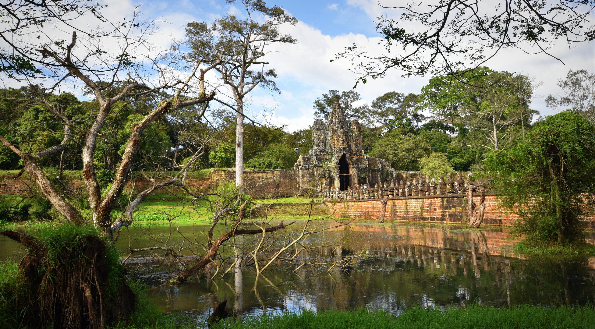 Tonle Om Gate