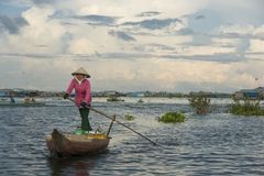 Tonle Sap,Kambodscha, Frau auf Fluss