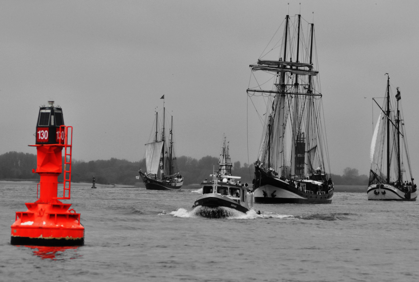 Tonne 130 auf der Elbe beim Hamburger Hafengeburtstag 2010