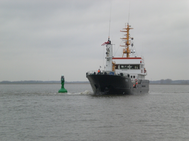 Tonnenleger auf der Elbe