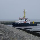 Tonnenleger "Lütje Hörn" fährt bei auflaufendem Wasser in den Hafen von Neuharlingersiel ein.