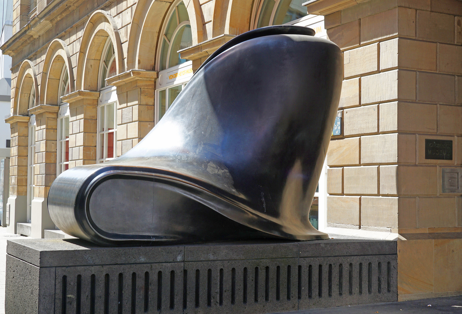 Tony Cragg - Early Forms – Amphore Dose