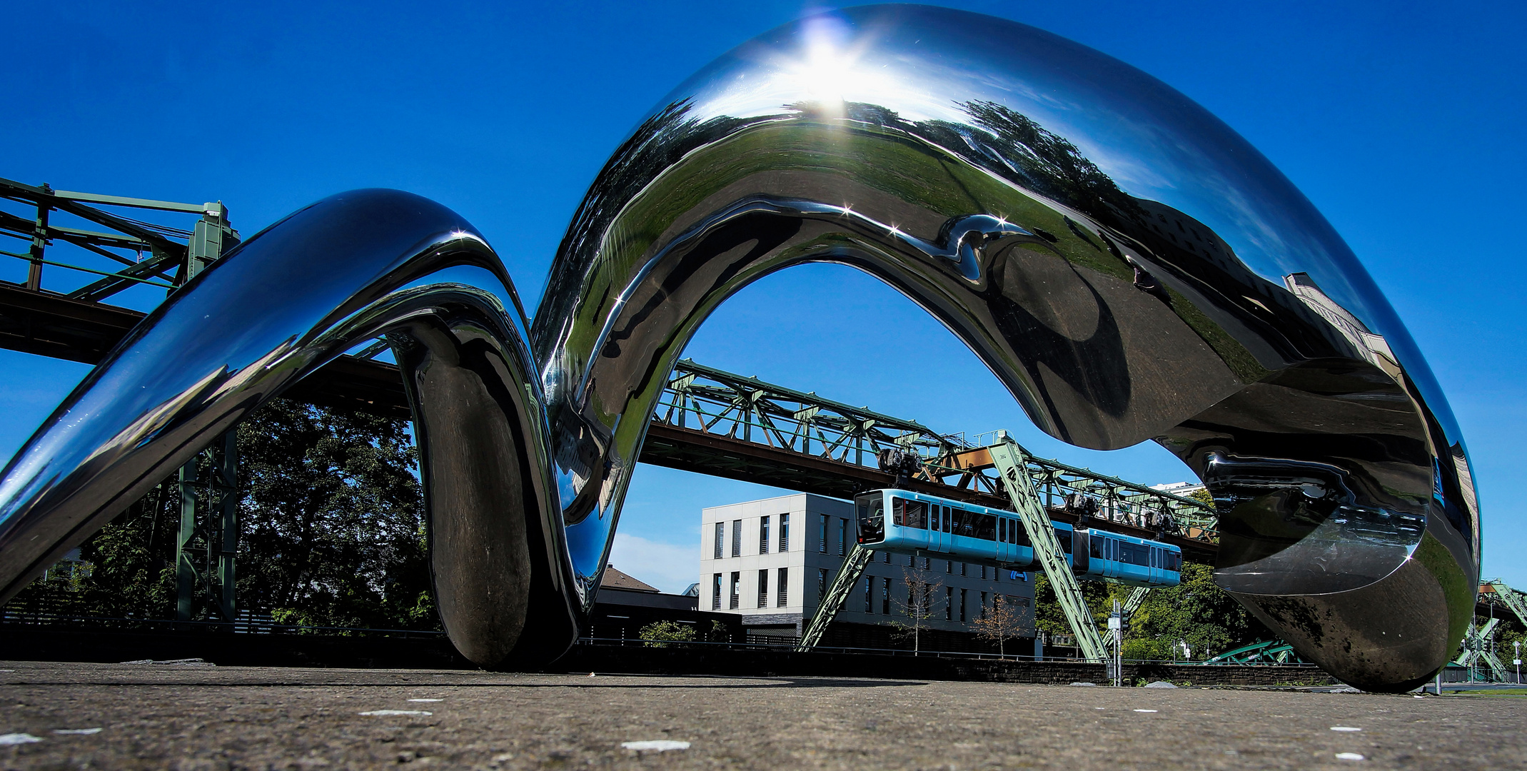 Tony Cragg vs. Schwebebahn Foto & Bild industrie