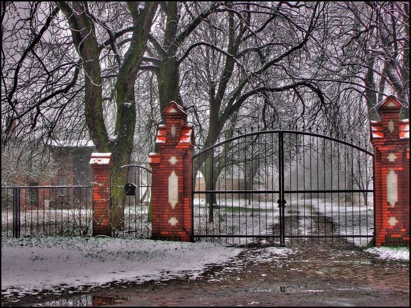 Tor im Schnee