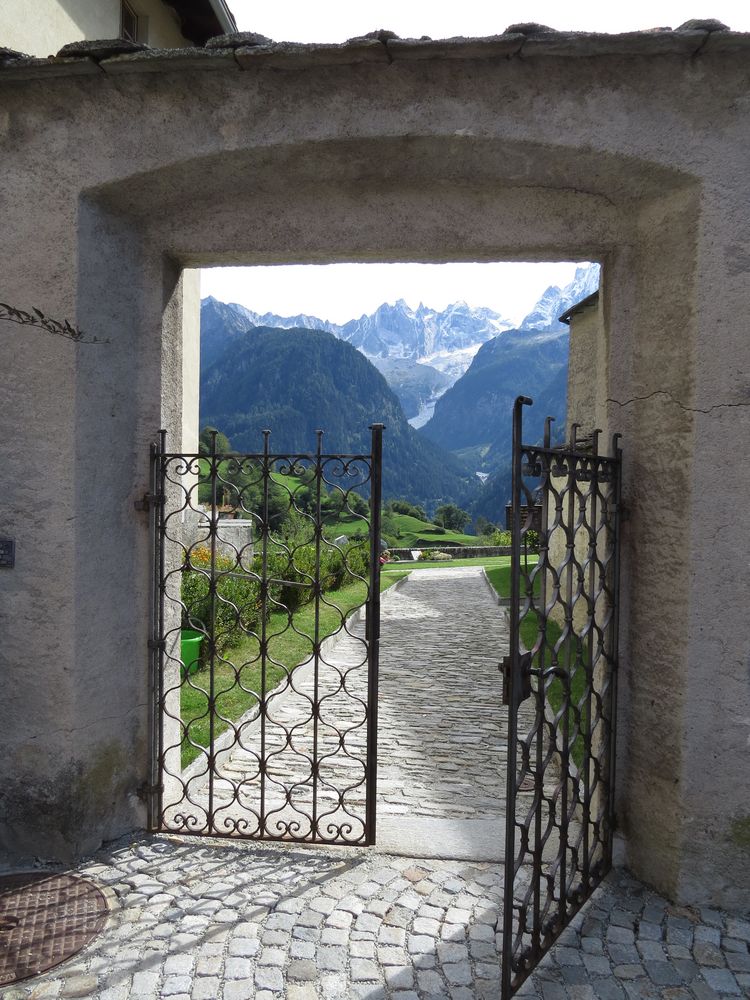 Tor in der Nähe der Kirche von Soglio