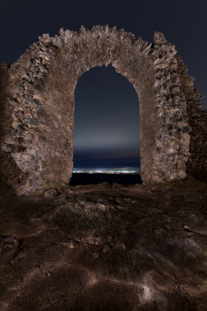 Tor in die Nacht