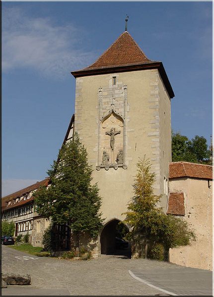 Tor und Äußere Mauer