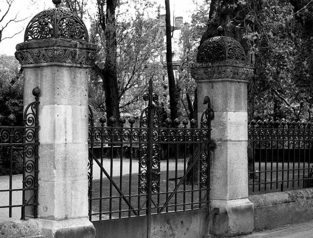 Tor zu einem Friedhof in Metz/F