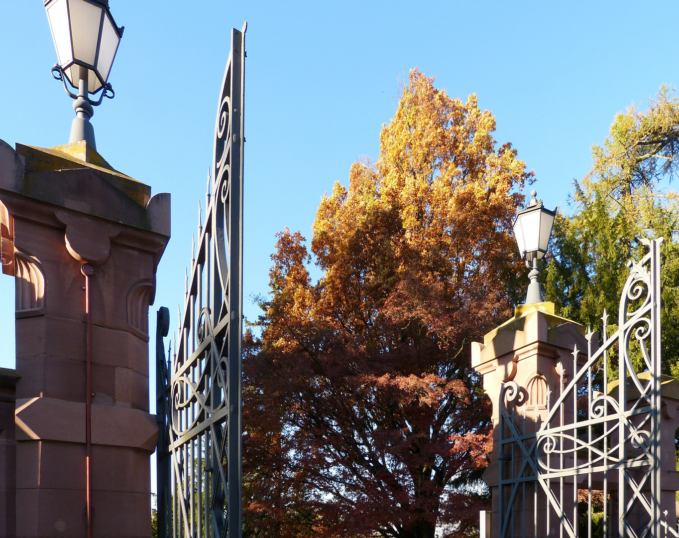 Tor zum Friedhof im Herbst