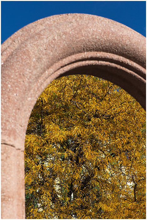 Tor zum goldenen Herbst