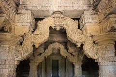 Torana (Torbau) im hinduistischen Tempel von Nagda