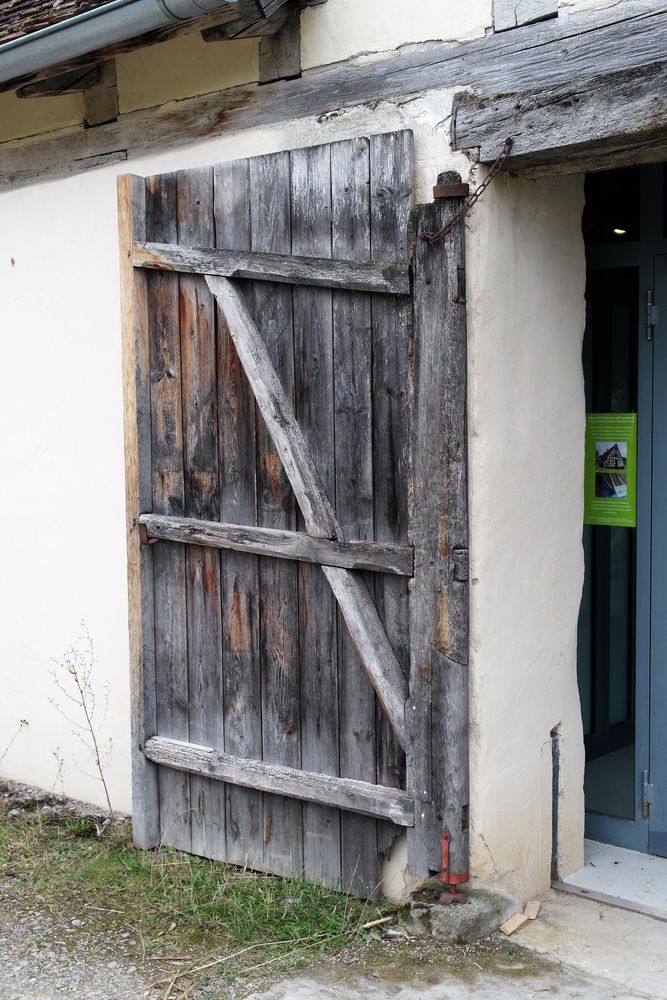 Torangel aus Holz und in einem Stück