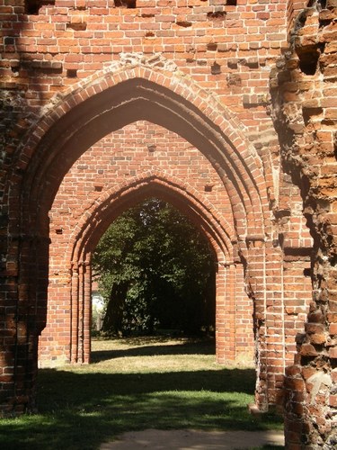 Torbögen der Ruine der Klosterkirche Eldena