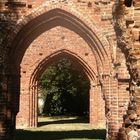 Torbögen der Ruine der Klosterkirche Eldena