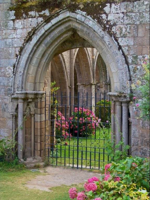 Torbogen: Abbaye de Beauport bei Paimpol, Küste Nordbretagne