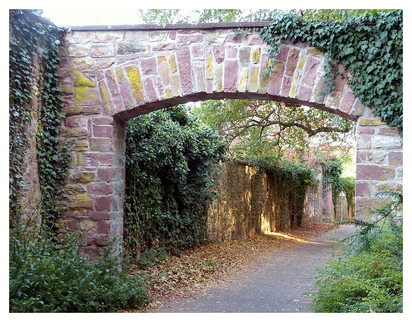 Torbogen am Rande des Schlossgartens