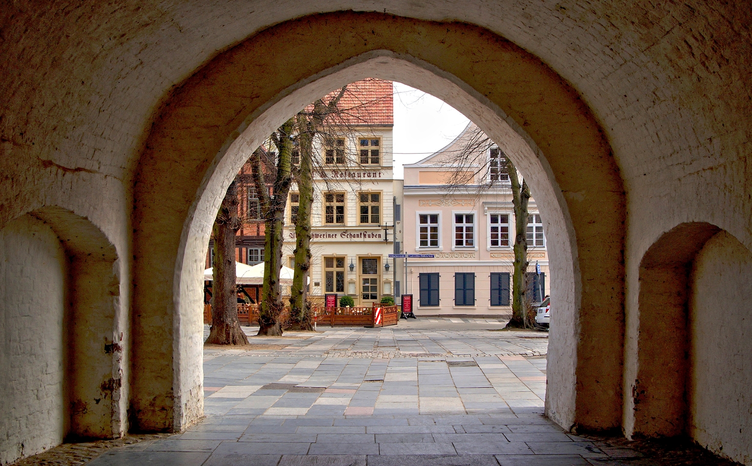 Torbogen am Rathaus...