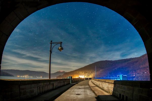 Torbogen auf der Edertalsperre.