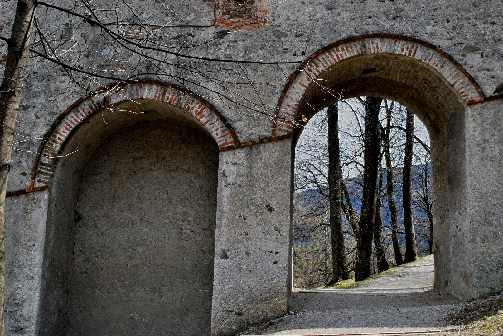 Torbogen bei Schloss Bruneck