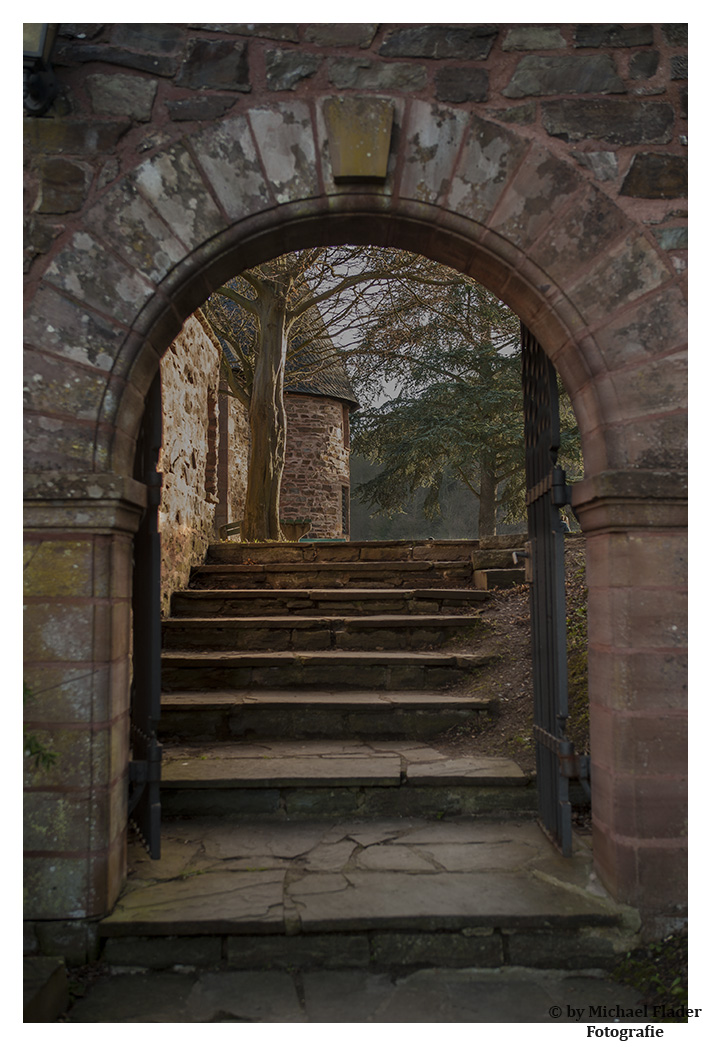 Torbogen im Innenhof Burg Hengebach