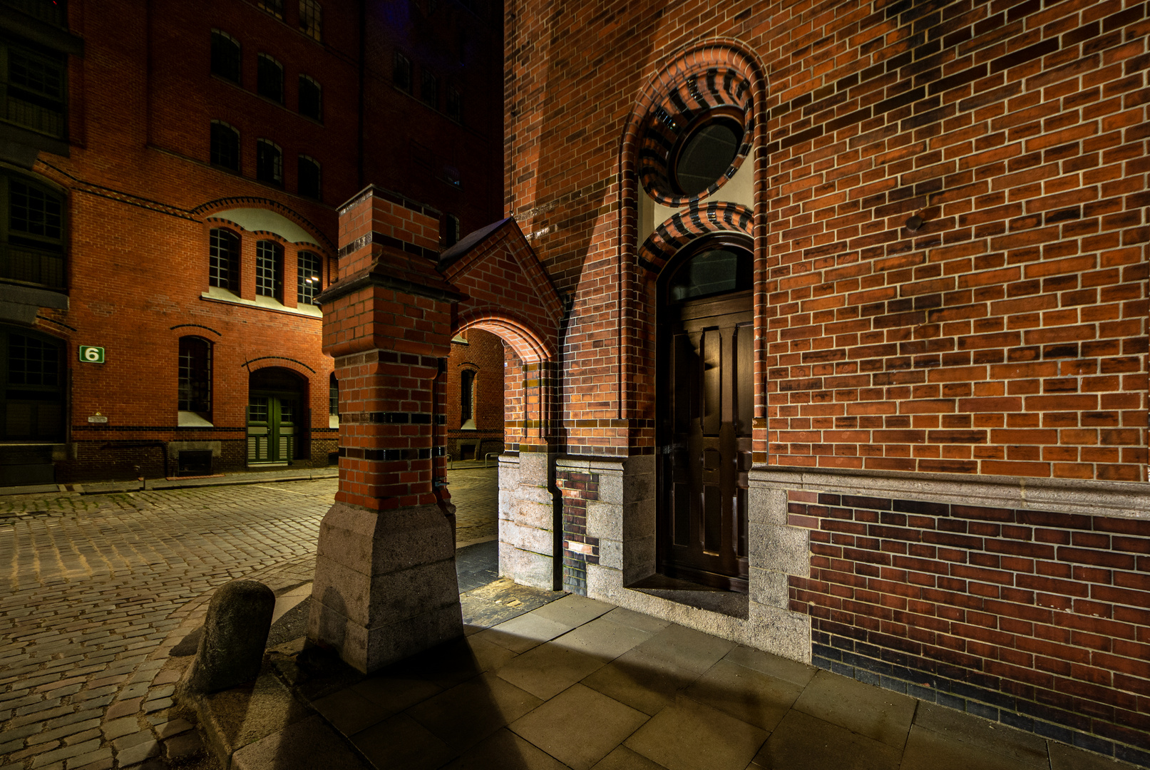 torbogen in der speicherstadt