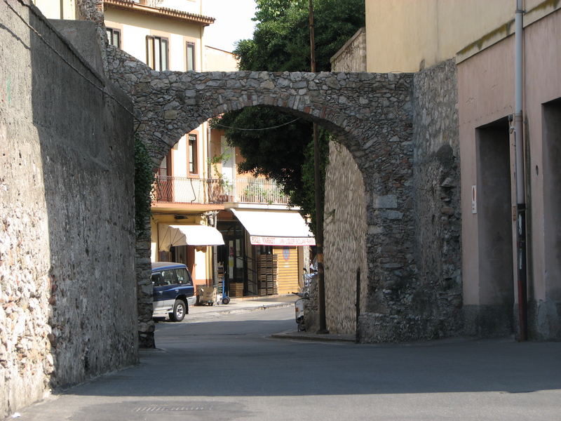 Torbogen in Taormina