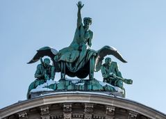 Torbogen mit den Figuren von R. Kissling / Bahnhof Luzern