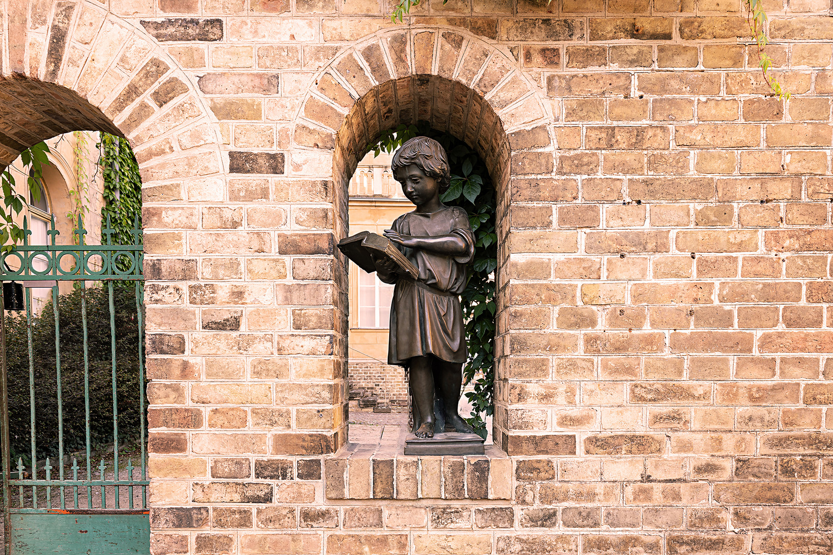 Torbogen mit Skulptur