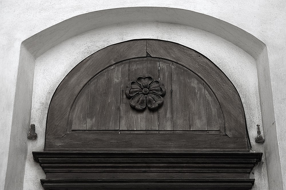 Torbogen mit Wappen der Rožmberks in Ceský Krumlov