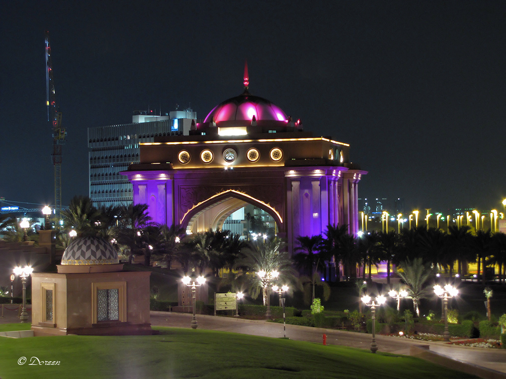 Torbogen vor dem Emirates Palace