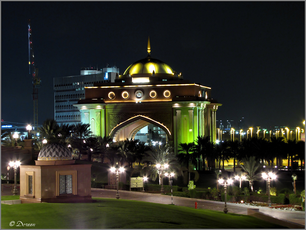 Torbogen vor dem Emirates Palace III