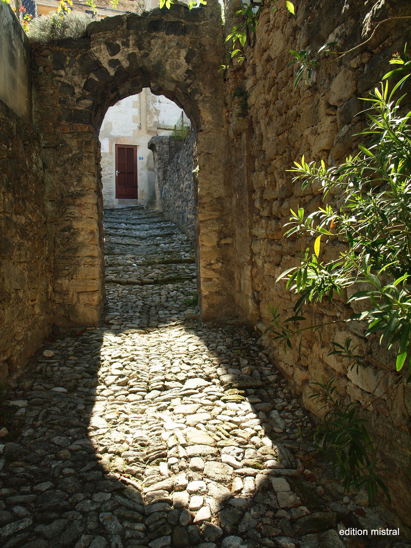 Torbogen zur Altstadt in Malaucène