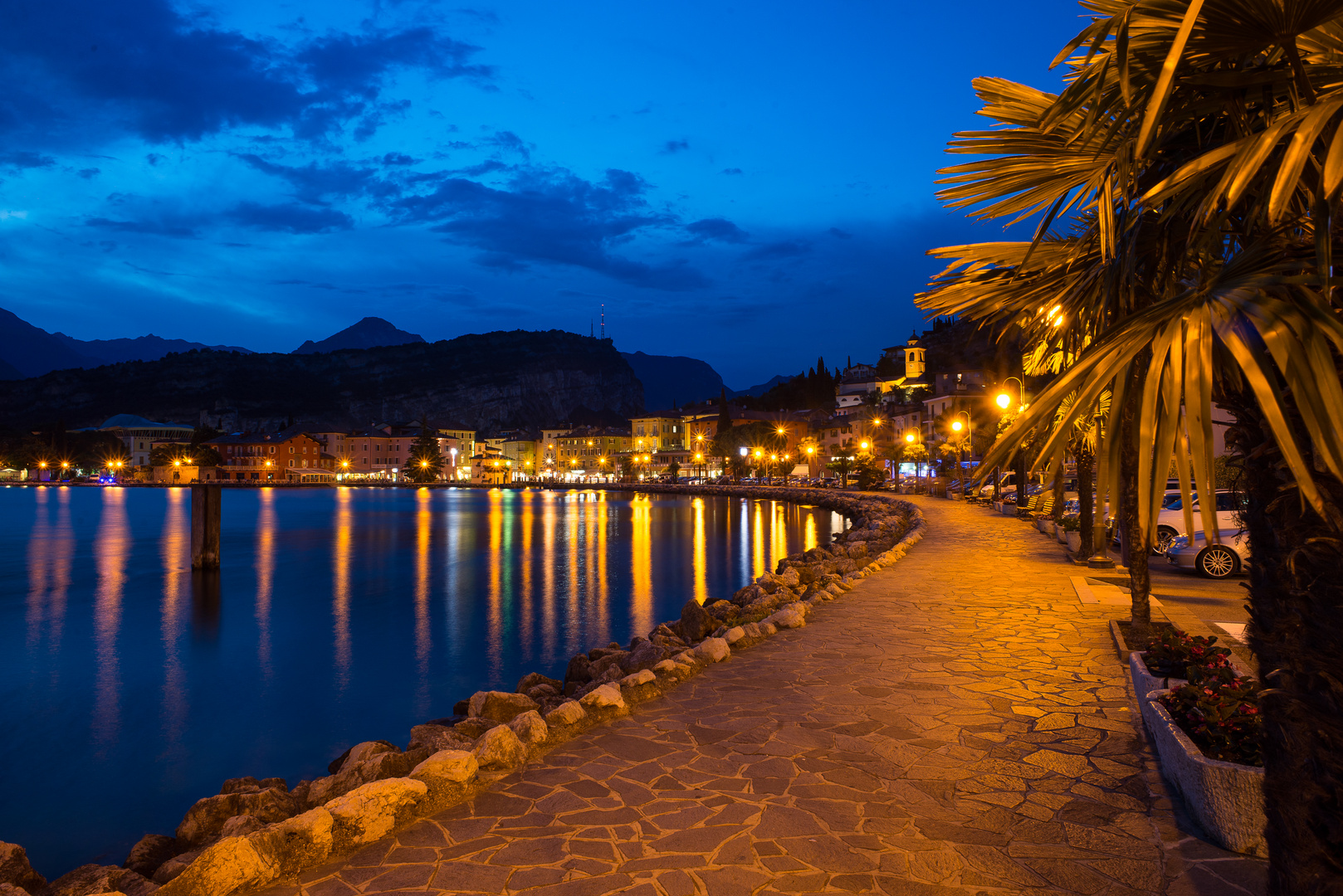 Torbole, Gardasee zur blauen Stunde