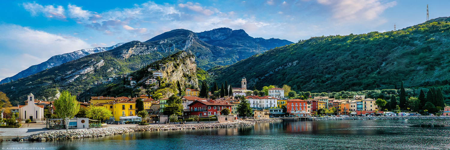  Torbole: strahlendes Morgenlicht am Gardasee.