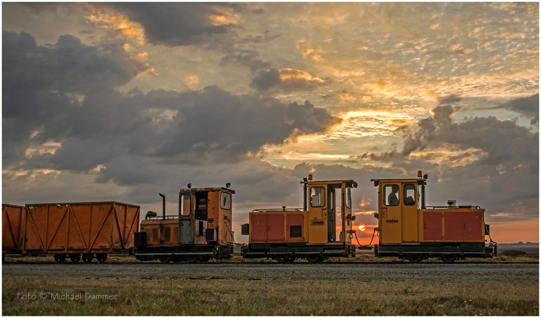 Torfbahn mit Sonnenaufgang