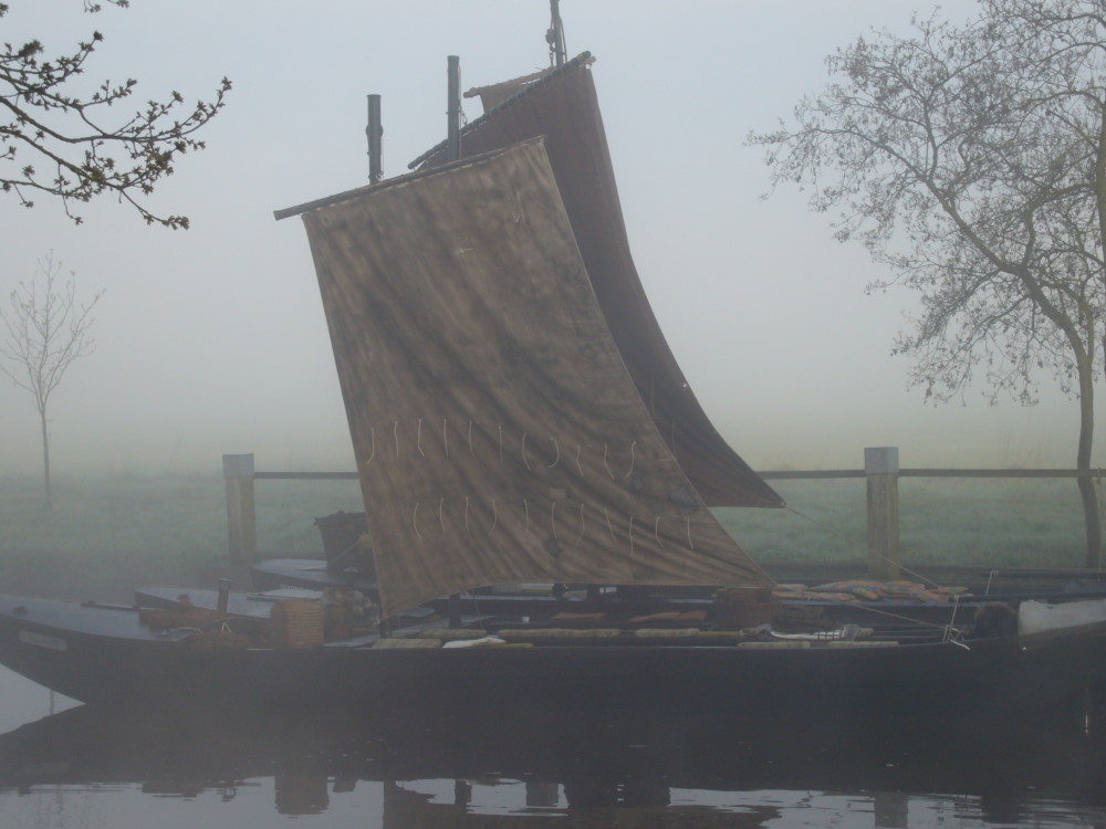 Torfkähne im Nebel