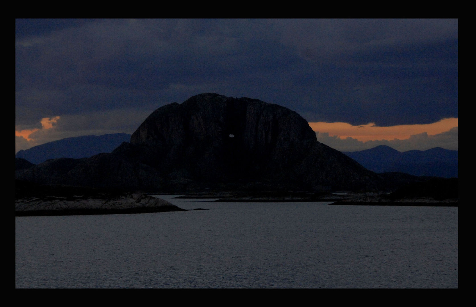 "Torghatten"--der Berg mit dem Loch (ca.15-20m breit,35m hoch,169m Tiefe)