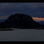 "Torghatten"--der Berg mit dem Loch (ca.15-20m breit,35m hoch,169m Tiefe)