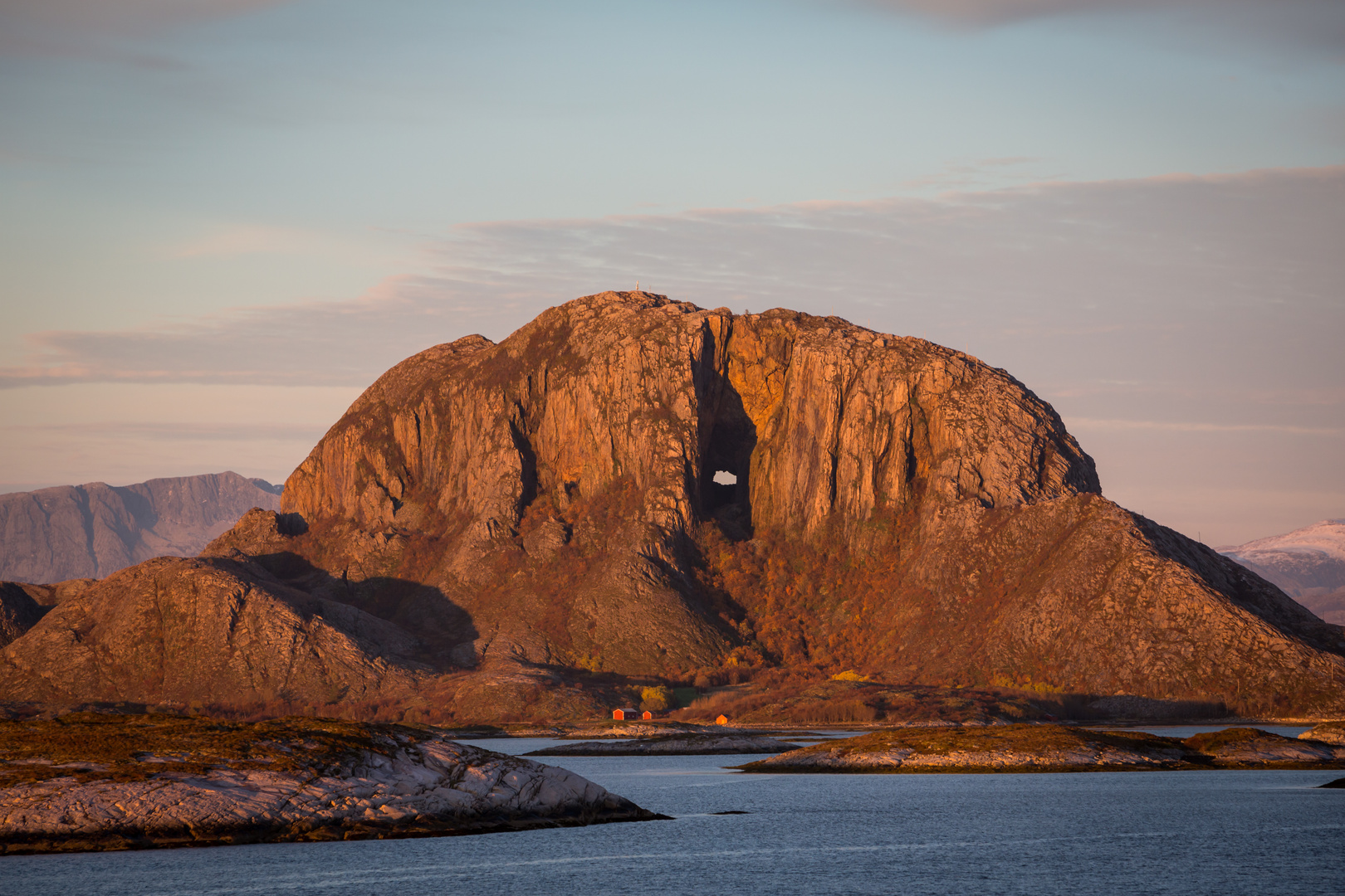 Torghatten im Sonnenuntergang