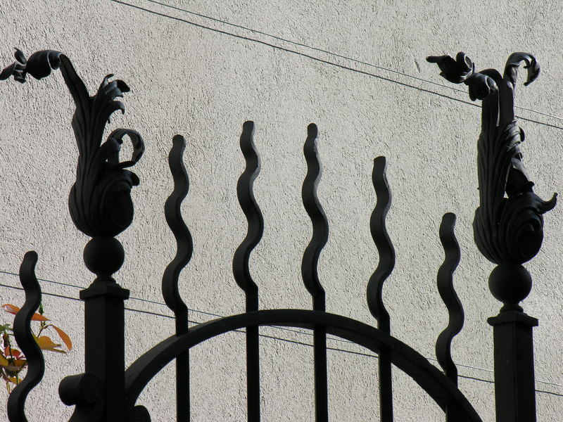 Torgitter, Schattenspiel auf einer Mauer