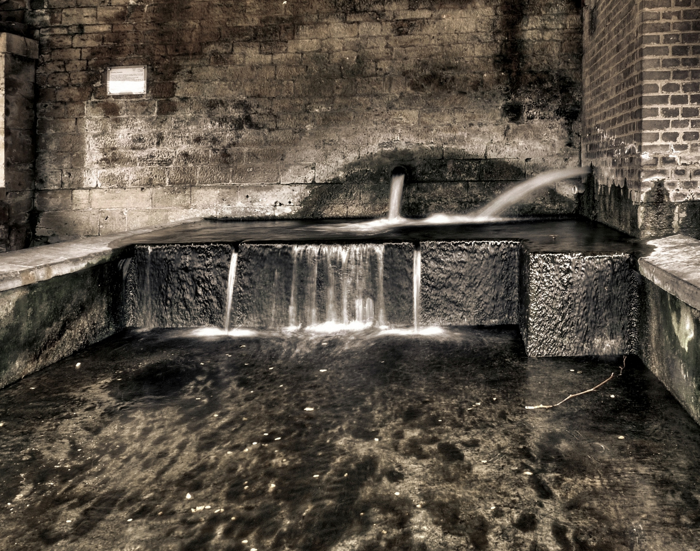 TORGNY, l'ancien lavoir.