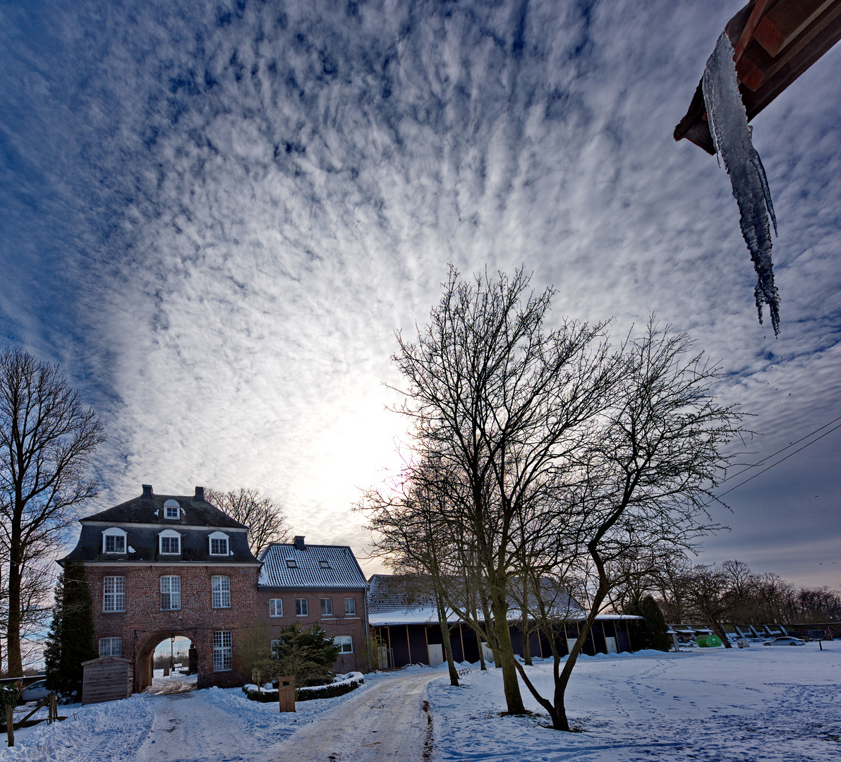 Torhaus Graefenthal mit Eiszapfen am Scheunendach 